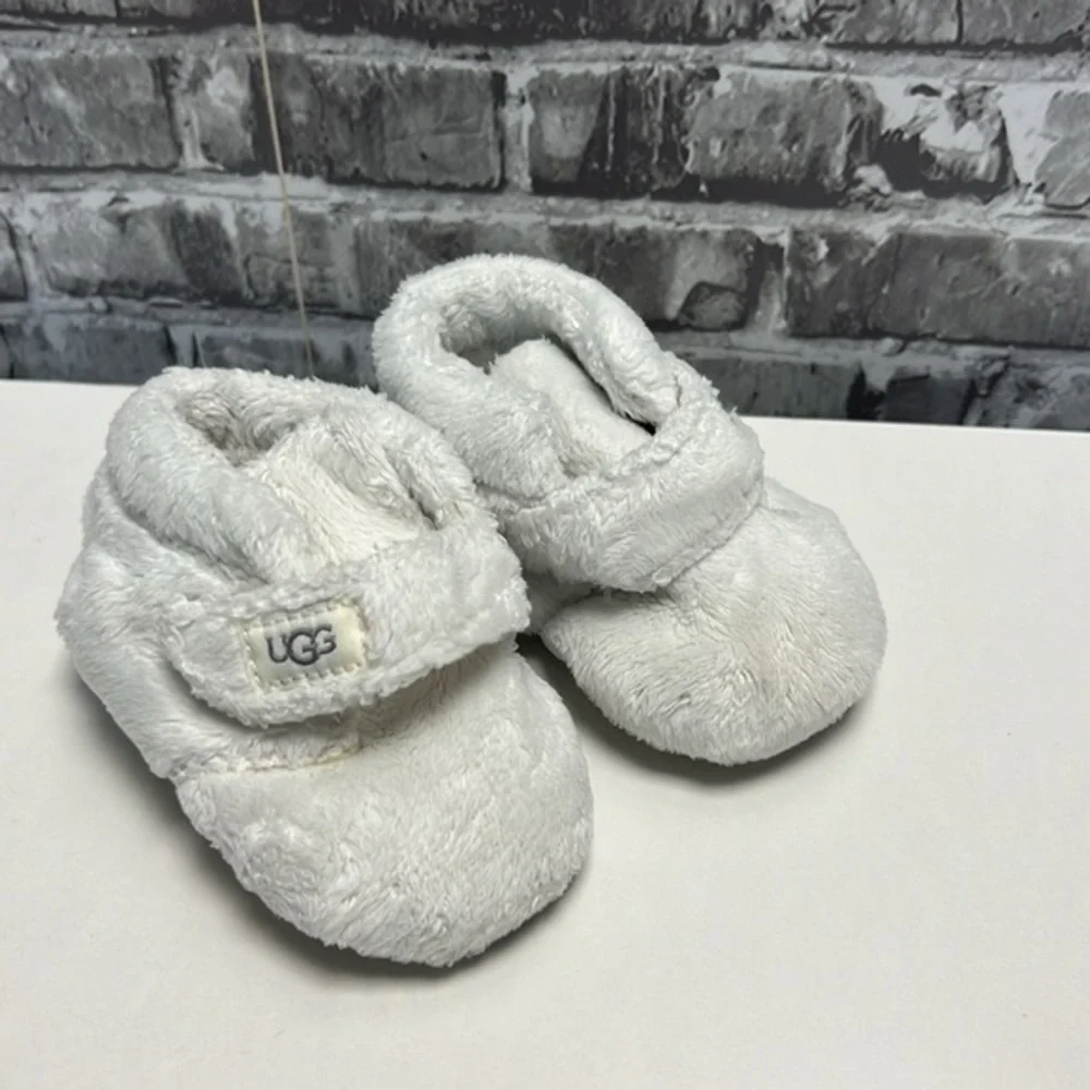 UGG‎